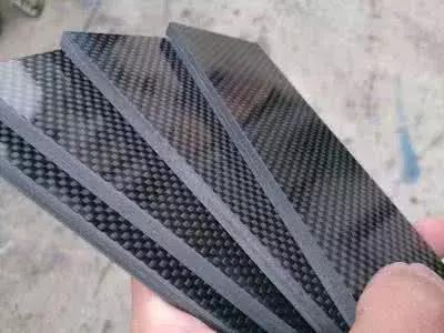 未來(lái)顛覆轎車的兩個(gè)技能就是，碳纖維新資料，智能化。
